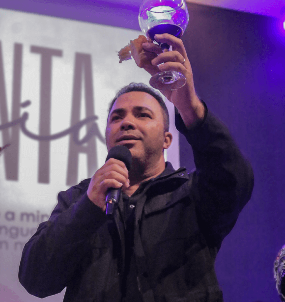 Pastor dando boas-vindas